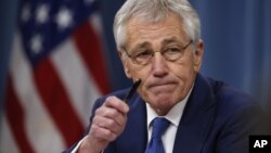 El secretario de Defensa, Chuck Hagel, dice que EE.UU. está impaciente por la falta de decisión de Karzai sobre la permanencia de tropas aliadas en Afganistán.