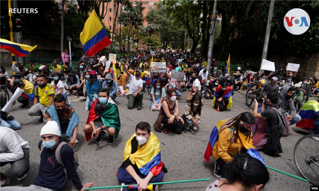 Manifestantes participan en una protesta exigiendo acci&#243;n del Gobierno para enfrentar la pobreza, la violencia policial y m&#225;s. Bogot&#225;, Colombia, 6 de mayo de 2021. 