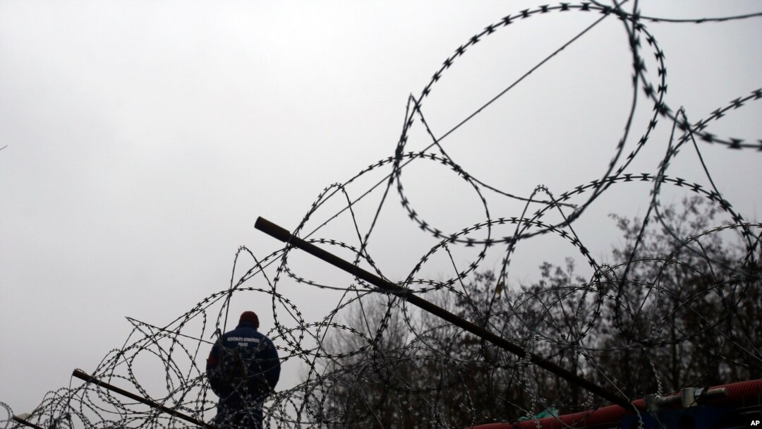 Seorang polisi Hungaria berjaga di perbatasan dekat kamp penampungan imigran di Horgos, Serbia, 8 Februari 2017 (Foto: dok). 