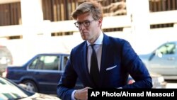 Pengacara Alex Van der Zwaan tiba di pengadilan federal di Washington DC, Selasa (20/2). 