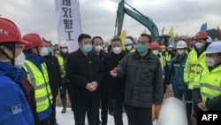 PM China Li Keqiang (tengah, kanan) saat mengunjungi lokasi pembangunan rumah sakit baru yang sedang dibangun untuk merawat pasien yang terjangkit virus corona di Wuhan, provinsi Hubei, China , 27 Januari 2020.
