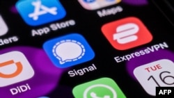 资料照：一支手机屏幕上显示的应用程序Signal的标识。