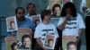 Periodistas mexicanos protestan en una vigilia el 22 de marzo de 2018 en el primer aniversario del asesinato en Ciudad Juárez de su colega Miroslava Breach.