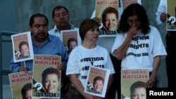 Periodistas mexicanos protestan en una vigilia el 22 de marzo de 2018 en el primer aniversario del asesinato en Ciudad Juárez de su colega Miroslava Breach.