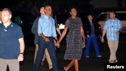 Mantan Presiden AS Barack Obama dan Michelle Obama meninggalkan Pangkalan Militer Pearl Harbor-Hickam di Hawaii bulan Januari 2017. (Foto: dok.)