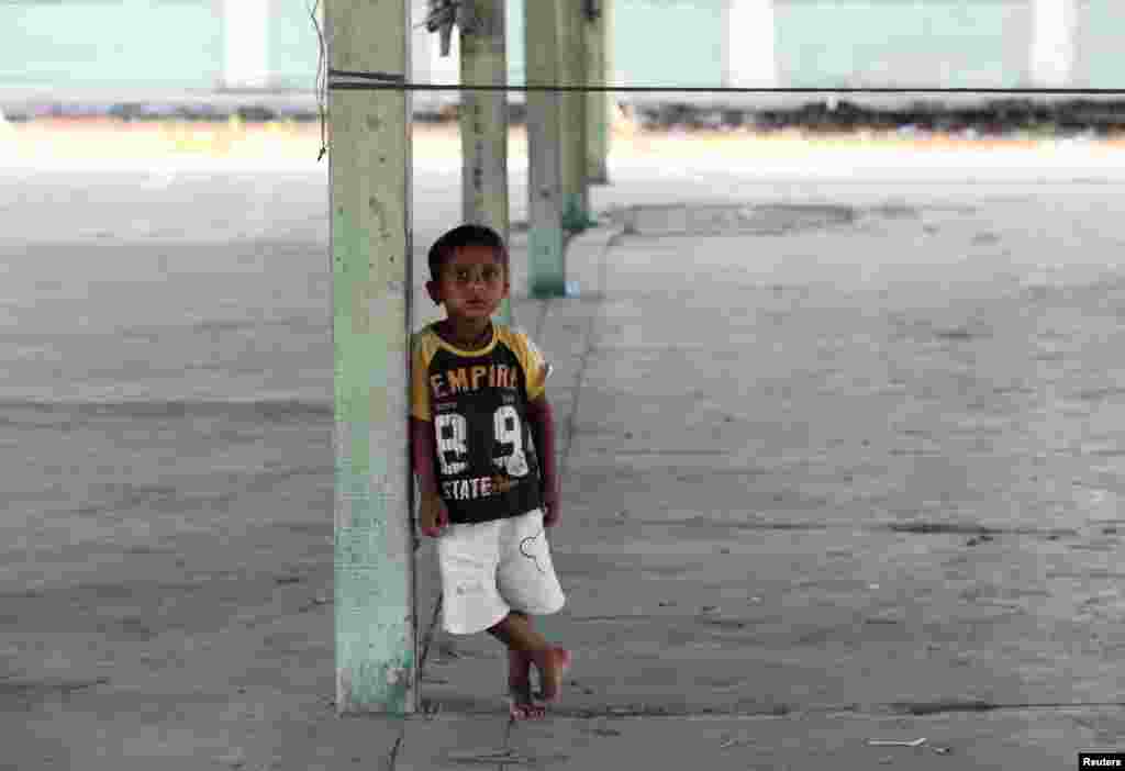 نگاه متفکرانه پسربچه مسلمان آواره روهینگیایی در کمپ پناهندگان در سوماترا اندونزی &nbsp;
