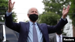 美国前副总统拜登带着口罩在宾州竞选（路透社2020年7月9日）