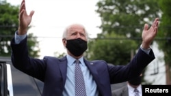 រូបឯកសារ៖ បេក្ខជន​ប្រធានាធិបតី​ខាង​គណបក្ស​ប្រជាធិបតេយ្យ និង​ជា​អតីត​អនុ​ប្រធានាធិបតី​អាមេរិក​​លោក Joe Biden អំពាវនាវ​ដល់​អ្នកស្រុក​ ក្នុងពេលលោក​​ធ្វើ​យុទ្ធនាការ​រក​សំឡេងឆ្នោត​នៅ​ក្រុង Scranton រដ្ឋ Pennsylvania សហរដ្ឋ​អាមេរិក នៅ​ថ្ងៃទី៩ ខែកក្កដា ឆ្នាំ២០២០។ (Reuters)