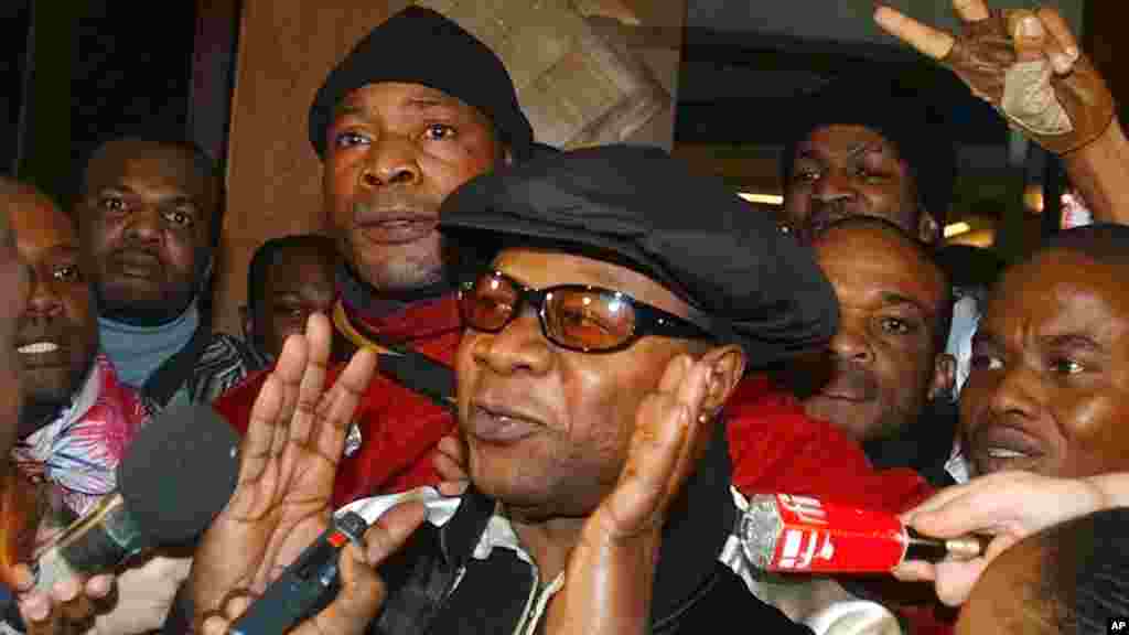 Pop star congolais Papa Wemba, est acuelli par ses partisans et les journalistes alors qu'il quitte le palais de justice de Bobigny, Paris, 17 novembre 2004.