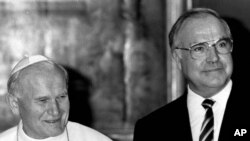 Helmut Kohl con el papa Juan Pablo II en el Vaticano. Jun. 24 de 1986.