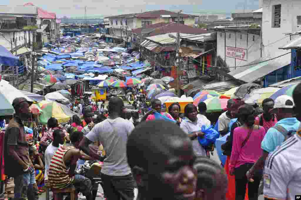 Au marché local de Waterside, la population vaque aux affaires comme d&#39;habitude malgré les craintes du virus Ebola dans le centre de Monrovia. 