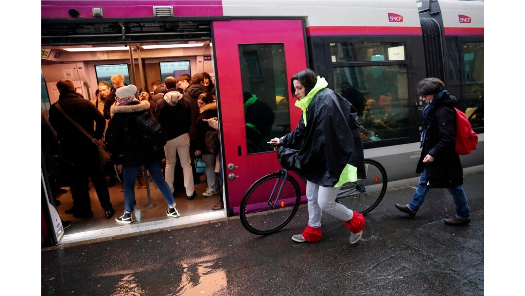 Suasana di stasiun kereta api Gare Saint Lazare, Paris, Perancis, Senin, 16 Desember 2019.