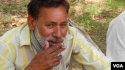 Smoking kills an estimated one million people in India every year. (A. Pasricha/VOA)