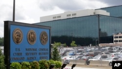 马里兰州米德堡的美国国家安全局和美国网络司令部的标徽（2013年6月6日）。