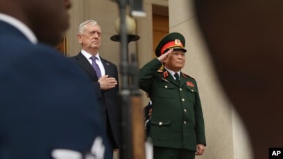 Ông Mattis đón Bộ trưởng Quốc phòng Việt Nam Ngô Xuân Lịch hồi năm ngoái.