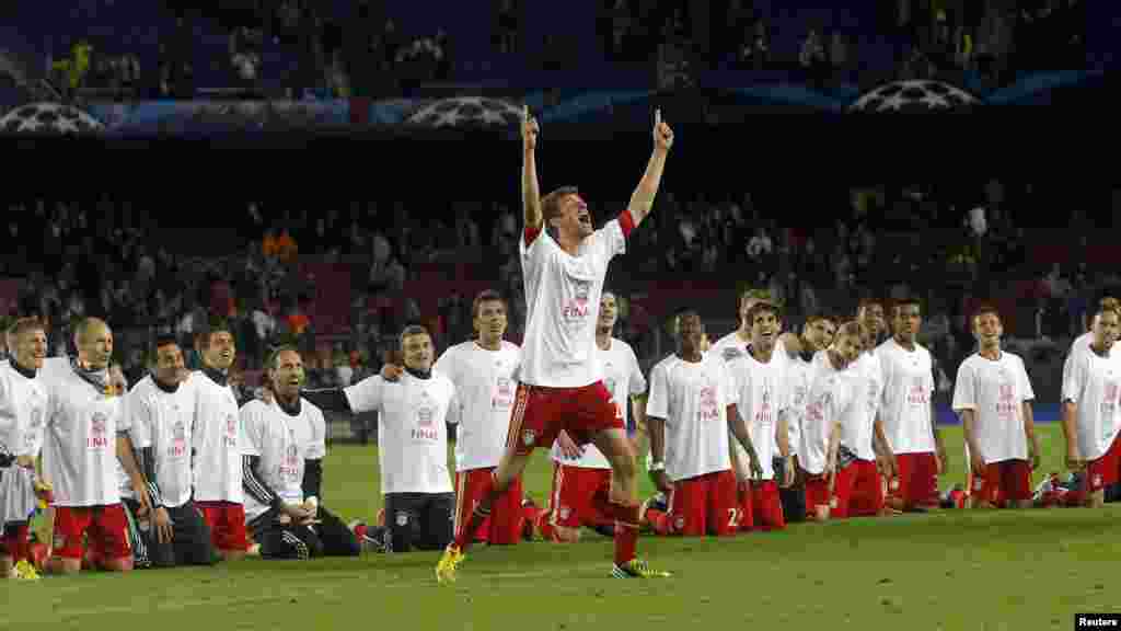 Bayern Munich&#39;s Thomas Mueller (C) celebrates with his team mates after defeating Barcelona in the Champions League semi-final match in Barcelona May 1, 2013.