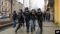 Задержание участника демонстрации в Москве. 2 апреля 2017 г.