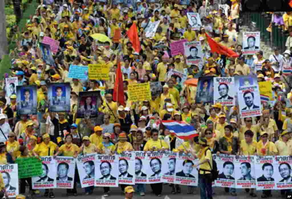 Anti-government protesters hold portraits of Thai Prime Minister Somchai Wongsawat as they march during demonstration in Bangkok on October 20, 2008.
