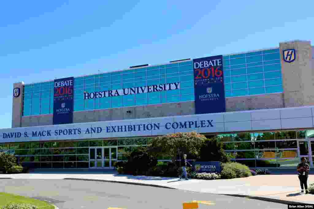The David S. Mack Sports and Exhibition Complex will host Monday night&#39;s presidential debate at Hofstra University in Hempstead, New York. (B. Allen/VOA)