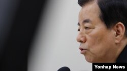 한민구 한국 국방장관이 28일 국회에서 열린 국회 국방위원회 전체회의에서 한일군사정보협정과 관련한 질의에 답하고 있다. 