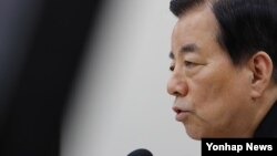 한민구 한국 국방장관이 지난달 28일 국회에서 열린 국방위원회 전체회의에서 한일군사정보협정과 관련해 질의에 답하고 있다. 