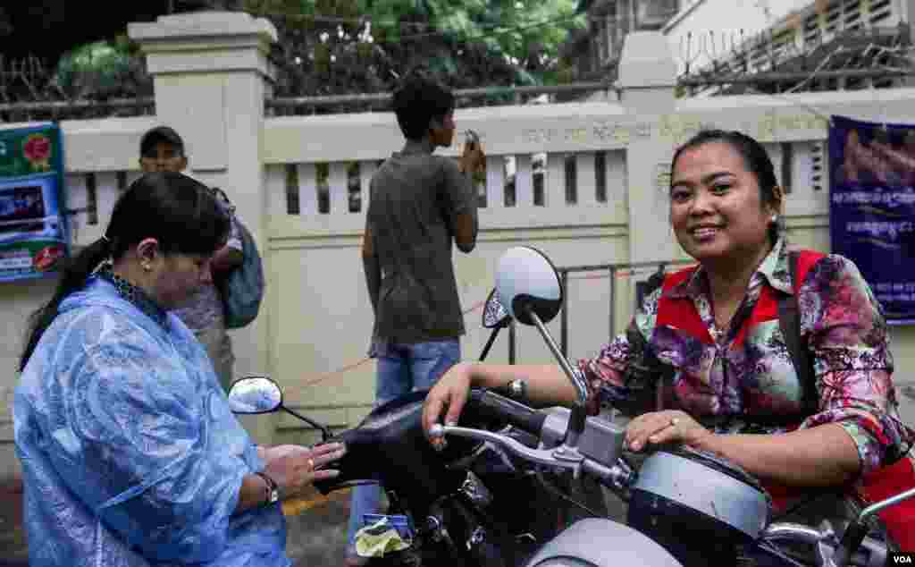 ស្រ្តីជាម្ដាយបេក្ខជនប្រឡងបាក់ឌុបរង់ចាំកូនពួកគាត់ចេញពីបន្ទប់ប្រឡងថ្ងៃចុងក្រោយនៅវិទ្យាល័យព្រះយុគន្ធ នៅថ្ងៃអង្គារ ទី២៣ ខែសីហា ឆ្នាំ២០១៦ នៅរាជធានីភ្នំពេញ។ (ឡេង ឡែន/VOA)
