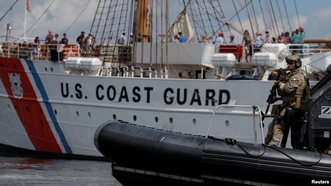  美国海岸警卫队海上安全应急小组在波士顿港海域巡逻。（2017年6月20日）