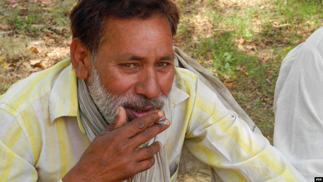 Smoking kills an estimated one million people in India every year. (A. Pasricha/VOA)