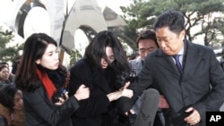 លោកស្រី Cho Hyun-ah (រូប​កណ្តាល) អតីត​អនុប្រធាន​ក្រុមហ៊ុន​អាកាសចរណ៍​ Korean Air Lines ​បាន​មក​ដល់​ការិយាល័យ​របស់​រដ្ឋ​អាជ្ញា​ Seoul Western District Prosecutors Office នៅ​ក្នុង​ទីក្រុង​សេអ៊ូល​ ប្រទេស​កូរ៉េ​ខាងត្បូង​ កាលពី​ថ្ងៃទី៣០ ខែធ្នូ​ ឆ្នាំ២០១៤។