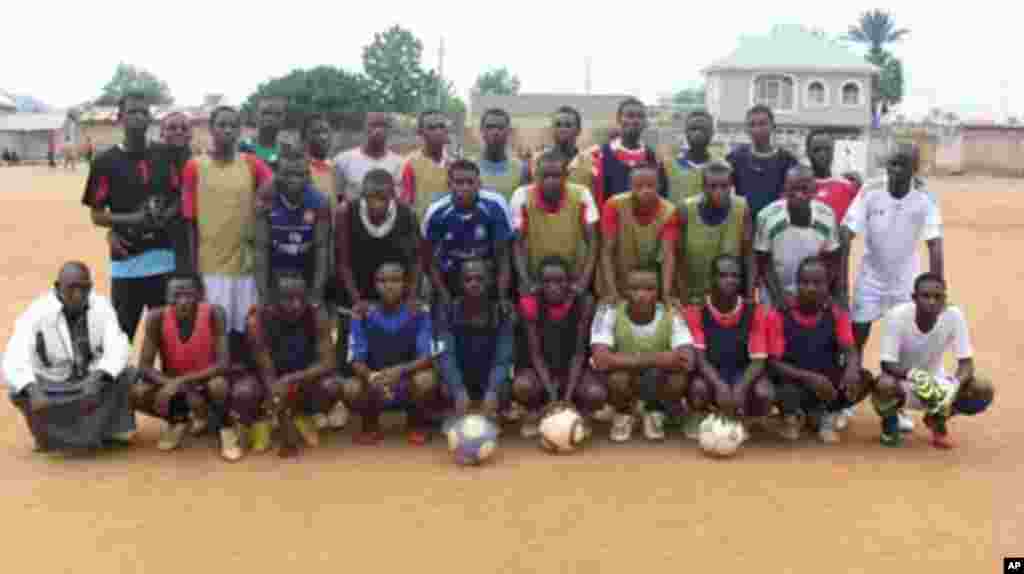 'Yan wasan Kungiyar kwallon kafa ta VOA Hausa Flamingos FC Bauchi a lokacin motsa jiki