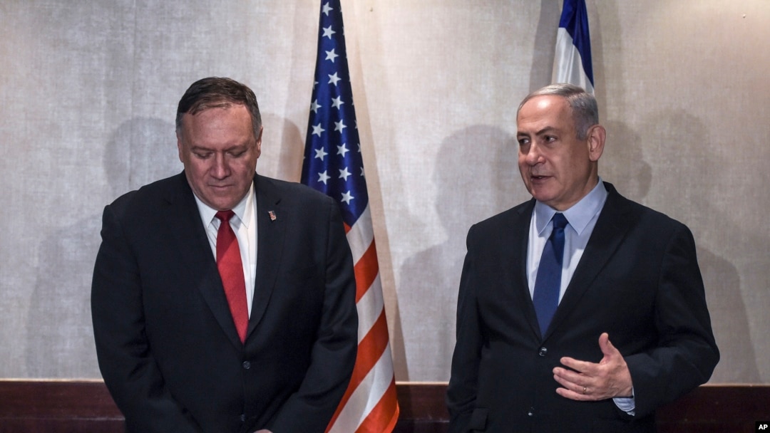 Perdana Menteri Israel Benjamin Netanyahu (right) dan Menteri Luar Negeri Mike Pompeo berbincang dalam pertemuan bilateral di Lisbon, 4 Desember 2019.