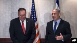 Perdana Menteri Israel Benjamin Netanyahu (right) dan Menteri Luar Negeri Mike Pompeo berbincang dalam pertemuan bilateral di Lisbon, 4 Desember 2019.