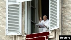 El Papa Francisco dirige la oración del Ángelus desde su ventana en el Vaticano, el 3 de marzo de 2024.
​