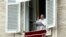 El Papa Francisco dirige la oración del Ángelus desde su ventana en el Vaticano, el 3 de marzo de 2024.
​