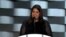Lorella Praeli de origen peruano alienta a votantes en español durante convención demócrata.
