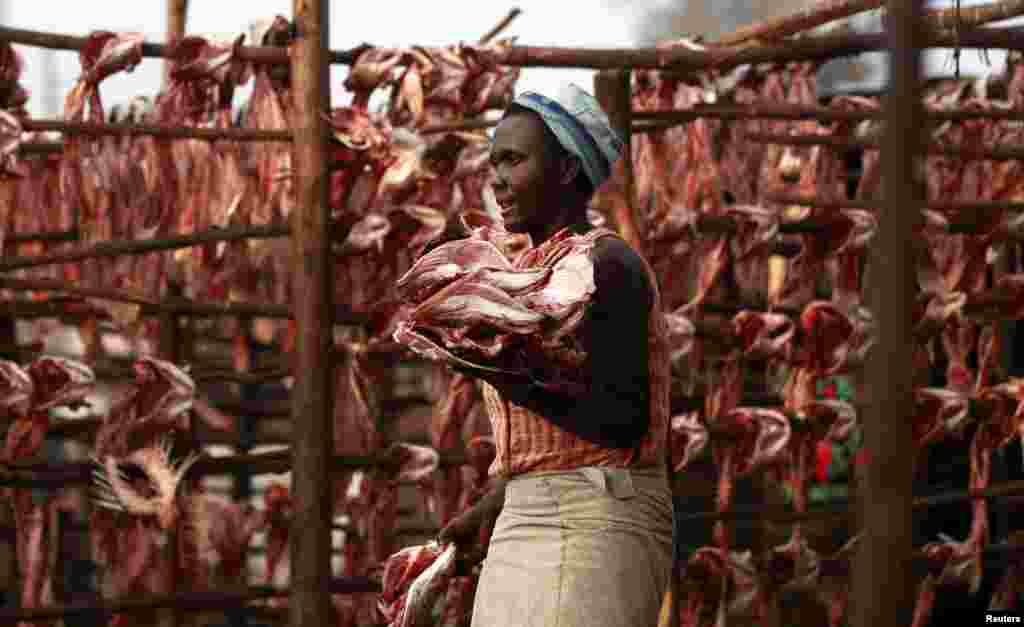 Seorang pedagang ikan Kenya membawa kerangka ikan kering di pasar ikan goreng Obunga &quot;mgongo-wazi&quot; di kota Kisumu, 350 km sebelah barat ibukota Nairobi.