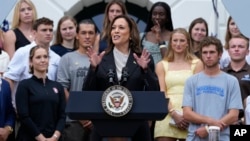 Wakil Presiden AS Kamala Harris berbicara di halaman selatan Gedung Putih di Washington DC, Senin, 22 Juli 2024.