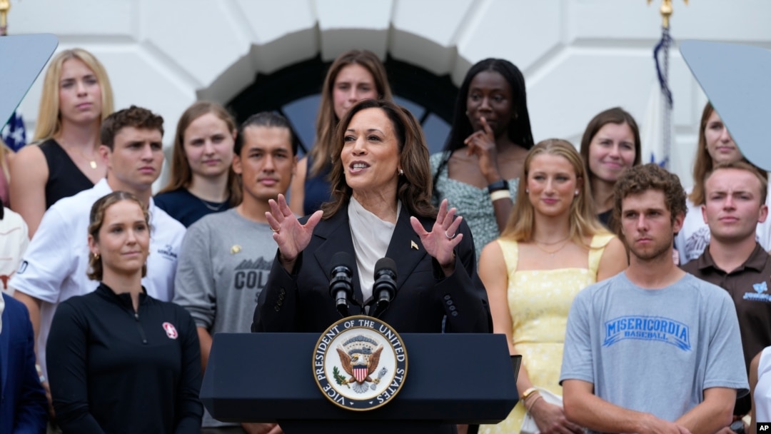 美國現任副總統賀錦麗(又譯卡瑪拉·哈里斯，Kamala Harris)在2024年7月22日的白宮活動上。