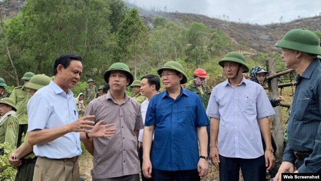 Phó Thủ tướng Vương Đình Huệ tiếp tục thị sát trực tiếp việc chữa cháy rừng tại huyện Đức Thọ vào trưa 1/7 ngay sau khi tiếp xúc cử tri. (Nguồn: VGP)
