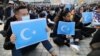 Para demonstran di Hong Kong membawa bendera Turkistan timur dalam aksi untuk membela HAM warga etnis Uighur di Xinjiang, China (foto: ilustrasi). 