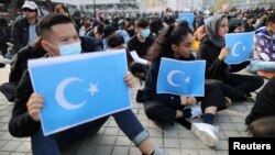 Para demonstran di Hong Kong membawa bendera Turkistan timur dalam aksi untuk membela HAM warga etnis Uighur di Xinjiang, China (foto: ilustrasi). 