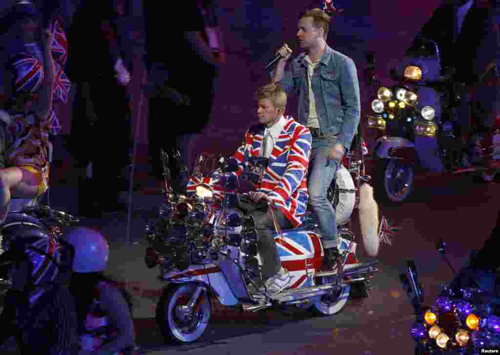 A member of the 'Kaiser Chiefs' performs in the closing ceremony of the London 2012 Olympic Games at the Olympic Stadium August 12, 2012.
