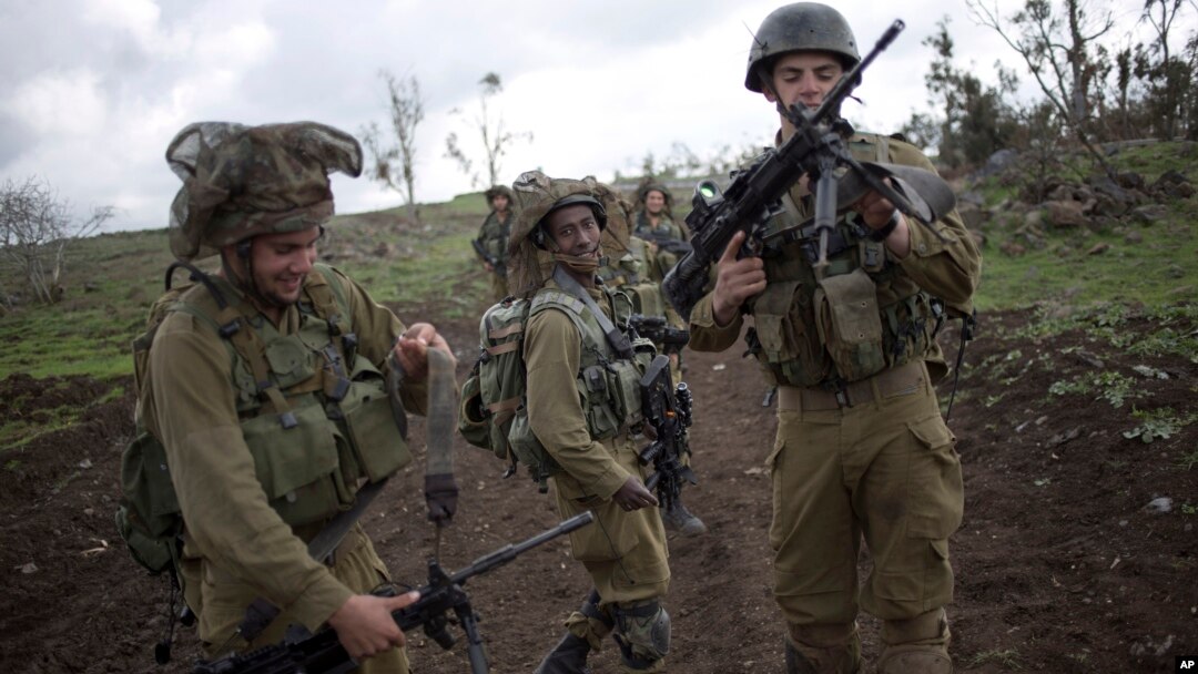 Tentara Israel melakukan latihan di Golan, dekat perbatasan Suriah (foto: dok). 