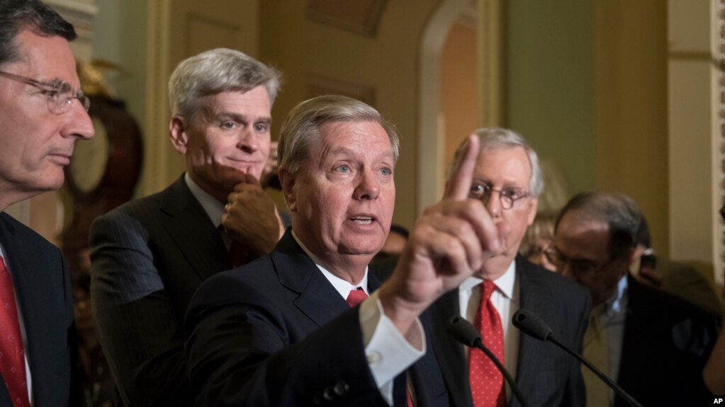 Các thượng nghị sĩ Cộng hòa phát biểu trước báo giới trong bối cảnh dự luật bãi bỏ Obamacare của họ chắc chắn đối diện với thất bại trong Điện Capitol, Washington, ngày 26 tháng 9, 2017.