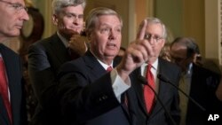 Senator Lindsey Graham (tengah) didampingi oleh dari kiri, Senator John Barrasco, Senator Bill Cassidy dan Pemimpin Mayoritas Senat, Mitch McConnell berbicara pada wartawan saat mereka menghadapi kekalahan pasti terkait RUU Graham-Cassidy, usaha terakhir Partai Republik untuk mengganti Obamacare (foto: AP Photo/J. Scott Applewhite)