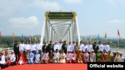 မြန်မာ-လာအိုနှစ်နိုင်ငံချစ်ကြည်ရေး မြစ်ကူးတံတားကို နှစ်နိုင်ငံသမ္မတတို့ ဖွင့်လှစ်ပေးစဉ်။ (မေ ၁၀၊ ၂၀၁၅/ ဓာတ်ပုံ-မြန်မာသမ္မတရုံးဝဘ်ဆိုဒ်)