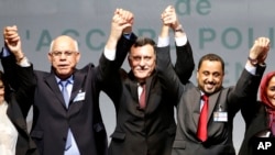 Mohammed Chouaib, Fayez Sarraj et Saleh Almkhozom, après la signature de l'accord pour mettre fin au conflit en Libye, le 17 décembre 2015. (AP Photo/Abdeljalil Bounhar)