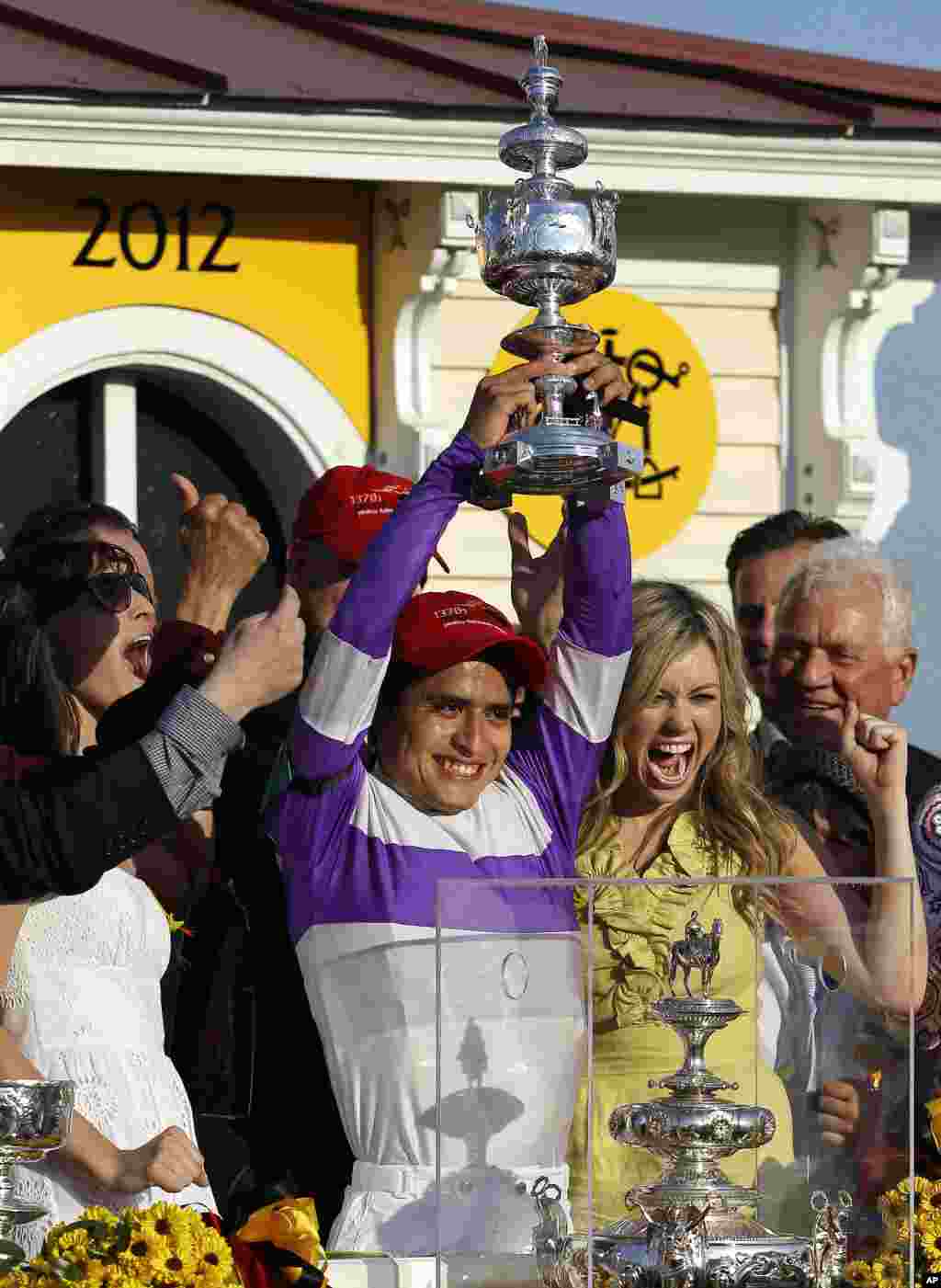 El jockey Mario Guti&eacute;rrez, eleva el trofeo tras ganar el 137&ordm; Preakness Stakes con "I'll Have Another" en Pimlico Race Course, este s&aacute;bado 19 de mayo de 2012 en Baltimore. (AP)