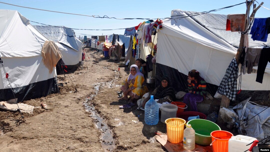 Pengungsi yang melarikan diri dari kekerasan militan ISIS di Mosul, berkumpul di kamp pengungsi Ali Awa di Kota Khanaqin, Irak (22/10/2014).