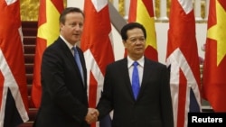 Thủ tướng Anh David Cameron và Thủ tướng Việt Nam Nguyễn Tấn Dũng tại Văn phòng Chính phủ ở Hà Nội, ngày 29/7/2015.